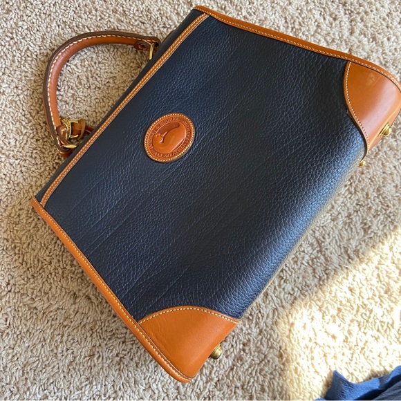 Vintage Dooney & Bourke Navy and Tan Leather Handbag - Picture 4 of 6